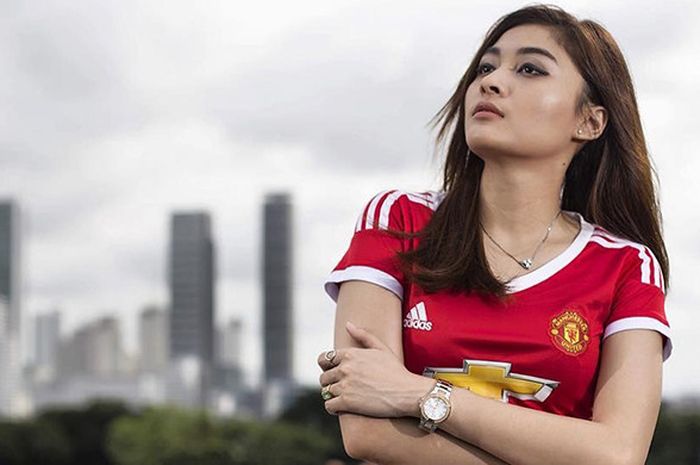 Presenter cantik Indonesia, Fina Phillipe mengenakan jersey Manchester United