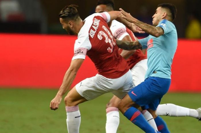 Sead Kolasinac (kiri) berduel dengan Angel Correa dalam partai International Champions Cup 2018 antara Arsenal dan Atletico Madrid di Stadion Nasional Singapura, 26 Juli 2018.