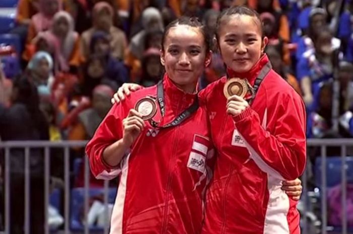 Felda Elvira Santoso (kanan)  dan Monica Pransisca Sugianto (kiri) dengan bangga mengangkat medali yang mereka peroleh untuk cabang Wushu nomor Dao Shu dalam ajang SEA Games 2017, Senin (21/8/2017)