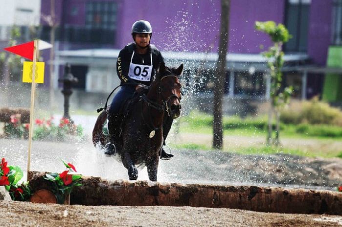 Atlet equestrian Indonesia, Yayat Subrata (pegasus stable), saat menjalani test event di  Jakarta International Equestrian Park Pulomas (JIEPP).