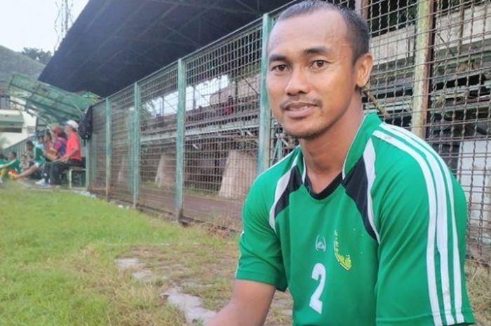 Bek senior Mat Halil menjadi satu-satunya pemain senior Persebaya saat juara Ligina 2004 yang masih 