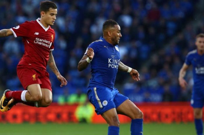 Philippe Coutinho (kiri) dan Danny Simpson berduel memerebutkan bola dalam partai Liga Inggris antara Leicester City dan Liverpool di King Power Stadium, 23 September 2017.