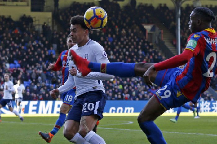 Gelandang Tottenham Hotspur, Dele Alli, berusaha melewati hadangan pemain Crystal Palace dalam laga Liga Inggris di Selhurst Park, Minggu (25/2/2018)