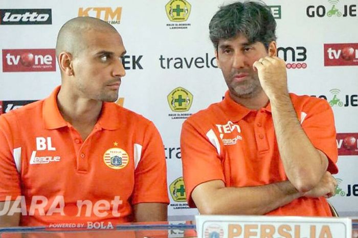 Penyerang Persija, Bruno Lopez (kiri) dan pelatih Stefano 'teco' Cugurra saat jumpa awak media di sekretariat Persela Lamongan, Selasa (9/5/2017). Persija optimis memenangi pertandingan di Surajaya.