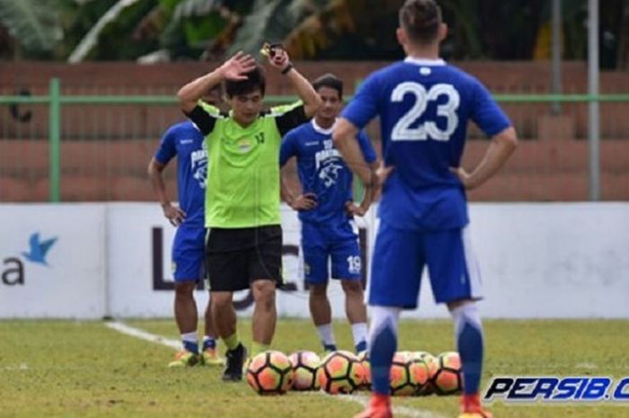 Persib Bandung melakukan latihan ringan di Stadion Mandala, Jayapura.