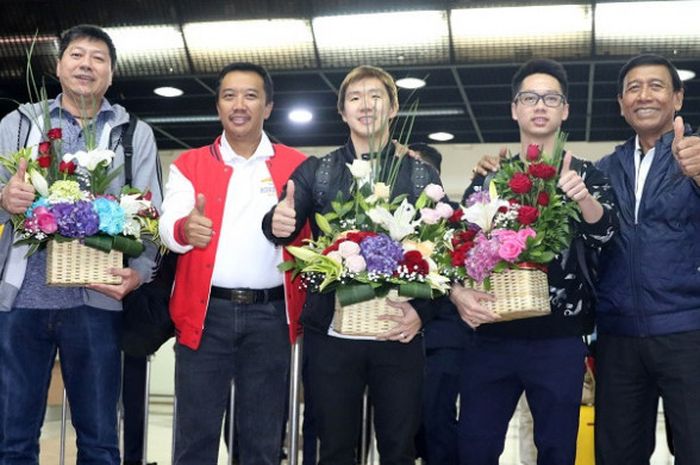 Pasangan ganda putra Indonesia, Marcus Fernaldi Gideon/Kevin Sanjaya Sukamuljo, berpose dengan Ketua Umum PP PBSI Wiranto (kanan) dan Menpora Imam Nahrawi (kedua dari kiri) dalam penyambutan di bandara Soekarno Hatta atas prestasi menjuarai BWF Superseries Finals 2017, Senin (18/12/2017) malam.