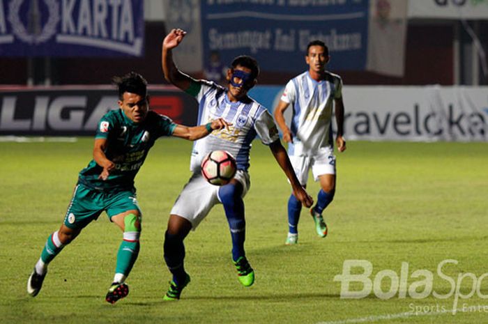 PSIS Haudi Abdulah (putih) saat hadapi PSS Sleman