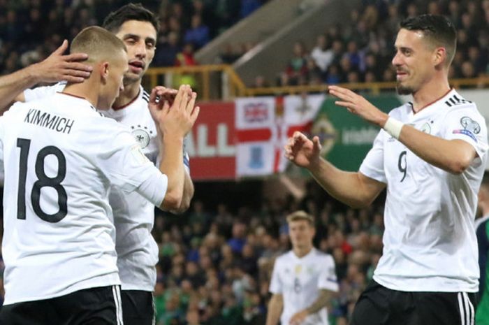 Bek tim nasional Jerman, Joshua Kimmich (kiri), merayakan gol yang ia cetak ke gawang Irlandia Utara bersama Lars Stindl (tengah) dan Sandro Wagner di laga Grup C Kualifikasi Piala Dunia 2018 di Stadion Windsor Park, Belfast, Irlandia, Utara, pada Kamis (5/10/2017).