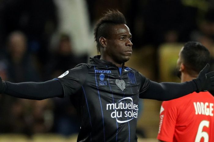 Striker OGC Nice, Mario Balotelli, merayakan gol yang dia cetak ke gawang AS Monaco dalam laga Liga Prancis di Stade Louis II, Monaco, pada 16 Januari 2018.