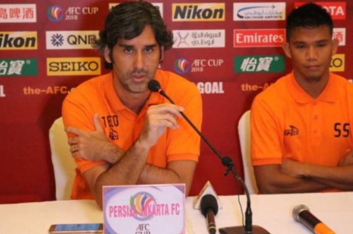 Pelatih Persija, Stefano Cugurra (kiri) dan gelandang Sandi Sute dalam jumpa pers pralaga kontra Song Lam Nghe An FC untuk matchday ketiga Grup H Piala AFC 2018, Senin (5/3/2018). 