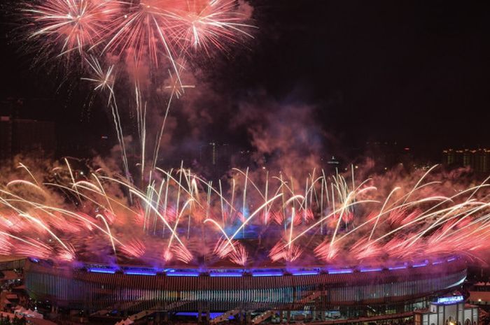 Atraksi kembang api menghiasi langit di atas Stadion Bukit Jalil, Malaysia, yang menjadi venue pembukaan SEA Games Kuala Lumpur 2017, Sabtu (19/8/2017).