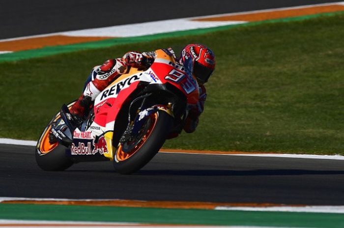 Pebalap Repsol Honda, Marc Marquez, memacu motor pada sesi latihan bebas ketiga GP Valencia yang berlangsung di Sirkuit Ricardo Tormo, Sabtu (11/11/2017).