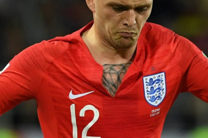 Pemain Inggris, Kieran Trippier, merobek kerah bajunya kala menghadapi Kolombia pada babak 16 besar Piala Dunia 2018 di Spartak Arena, Selasa (13/7/2018)