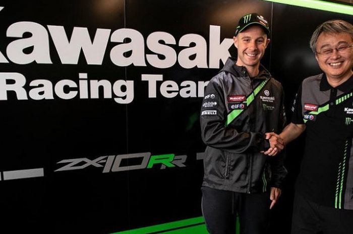 Jonathan Rea (kiri) menjabat tangan salah satu petinggi tim Kawasaki WSBK usai mencapai kata sepakat terkait perpanjangan masa kontrak sang pebalap.