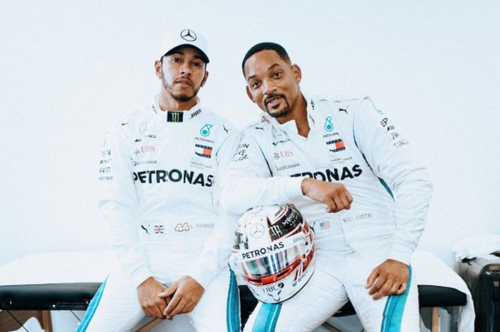 Pebalap dari tim Mercedes, Lewis Hamilton (kiri), sedang bersama dengan Will Smith jelang sesi balapan F1 GP Abu Dhabi 2018, Minggu (25/11/2018).