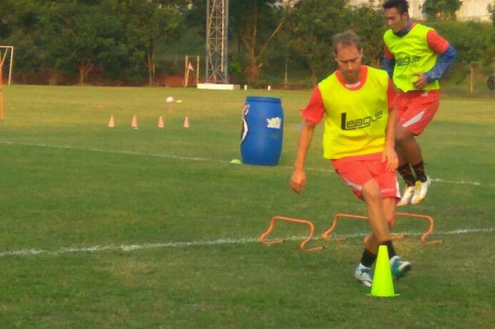 Kamil Pozniak di sela-sela latihan bersama Persija Jakarta di Lapangan Sutasoma, Jakarta Timur, Selasa (1/8/2017)