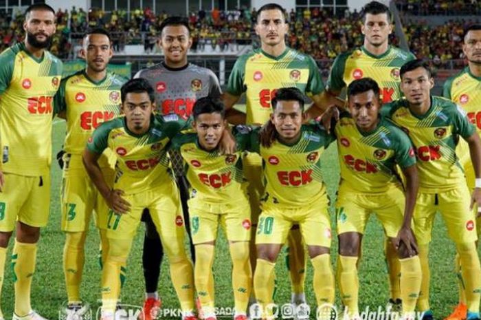  Penyerang Andik Vermansah (depan, tengah) berpose dengan pemain Kedah FA sebelum dijamu Kuala Lumpur FA pada lanjutan laga Liga Super Malaysia 2018 di Stadion Cheras, Sabtu (10/3/2018).  