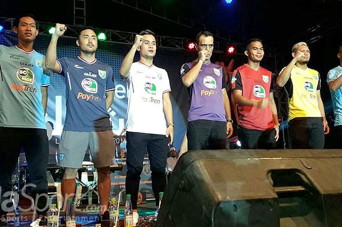 Persela Lamongan secara resmi meuncurkan tim untuk kompetisi Liga 1 musim 2018 di alun-alun kota Lamongan, Selasa (20/3/2018), dengan memperkenalkan pemain kepada suporter dan masyarakat Lamongan.