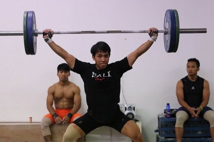 Lifter Indonesia, I Ketut Ariana, sedang melakukan latihan snatch saat menjalani latihan persiapan menjelang Olimpiade Rio 2016 di Pintu Kuning, Senayan, Jakarta, Jumat (17/6/2016).