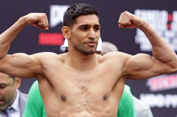 Petinju Inggris, Amir Khan, melakukan sesi timbang berat badan di Las Vegas, Amerika Serikat, 6 Mei 2016. Timbang berat badan dilakukan menjelang laga kontra petinju asal Meksiko, Saul Alvarez di T-Mobile Arena di Las Vegas, 7 Mei 2016.