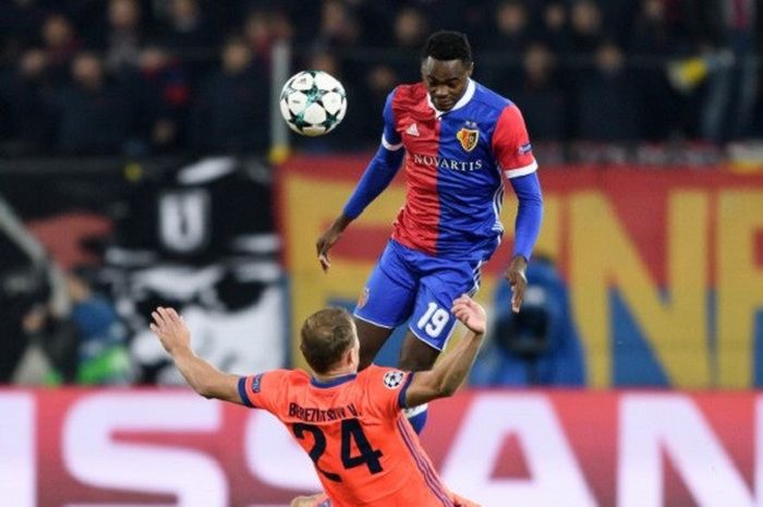 Pemain depan Basel, Dimitri Oberlin (kanan), menanduk bola di hadapan pemain CSKA Moscow, Vasili Berezutski di laga Liga Champions Grup A pada 31 Oktober 2017.