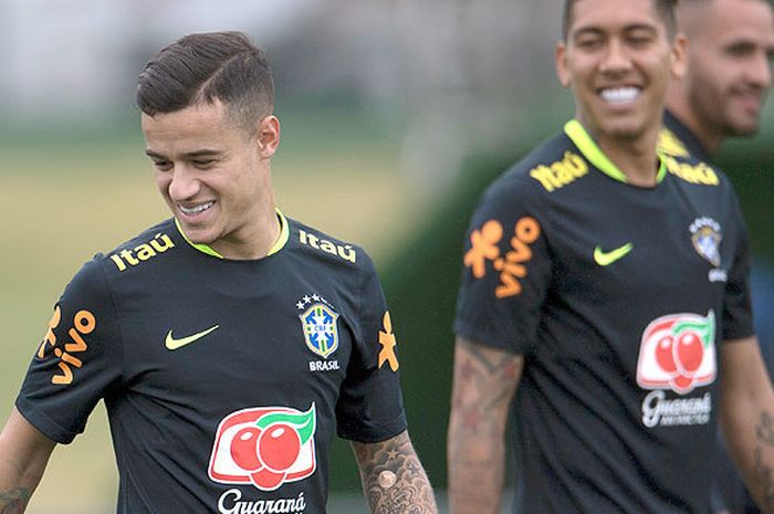 Pemain timnas Brasil, Philippe Coutinho (kiri), ambil bagian dalam sesi latihan tim di komplek olahraga Granja Comary, Teresopolis, pada 4 Oktober 2017.