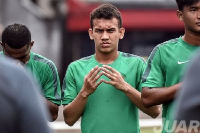 Egy Maulana Vikri (tengah) berdoa menjelang laga uji coba melawan tim senior PS Badung di Stadion Kapten I Wayan Dipta, Gianyar, Senin (10/7/2017). 