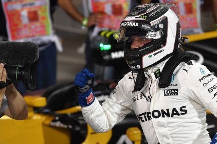 Pebalap Mercedes, Valtteri Bottas, melakukan selebrasi setelah meraih pole position perdana sepanjang karier balapan Formula 1 (F1) pada GP Bahrain. Bottas mencatat waktu putaran tercepat 1 menit 28,769 detik pada sesi kualifikasi di Sirkuit Internasional Bahrain, Sakhir, Sabtu (15/4/2017).