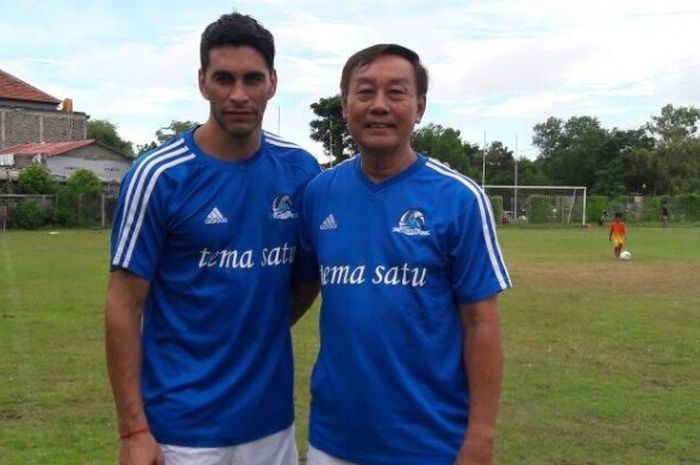 Gelandang asal Argentina, Gustavo Chena (kiri) bersama koordinator tim veteran Mitra Devata, Purwanto