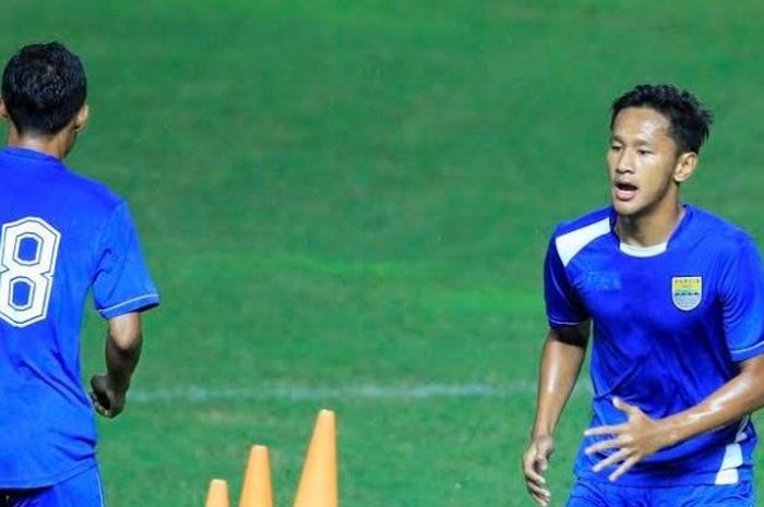  Striker Yandi Sofyan (kanan) jadi salah satu pemain yang dibawa pelatih Djadjang Nurdjaman untuk laga Persib kontra Barito Putera di Cibonong, Kabupaten Bogor akhir pekan ini.   