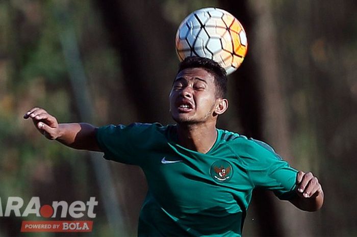 Aksi gelandang asal tim Persib Bandung, Gian Zola, mengontrol bola saat mengikuti seleksi Timnas U-22 di Lapangan Sekolah Pelita Harapan, Karawaci, Tangerang, Rabu (3/8/2017).