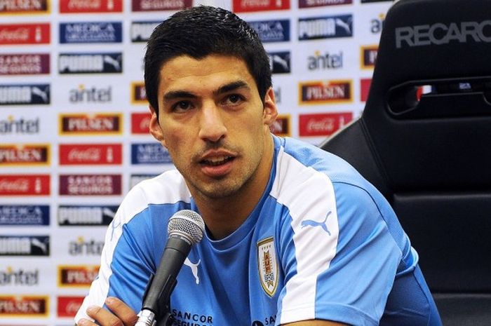 Striker Uruguay, Luis Suarez, berbicara kepada media saat konfrensi pers di Complejo Celeste, Montevideo, 22 Maret 2016, usai menjalani latihan menjelang pertandingan babak kualifikasi Piala Dunia 2018 melawan Brasil.