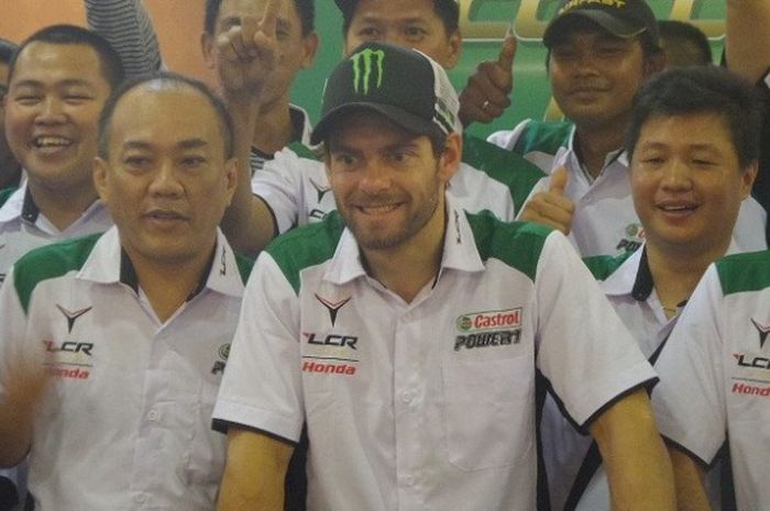 Pebalap LCR Honda, Cal Crutchlow, berfoto dengan para penggemarnya di JIExpo, Kemayoran, Jakarta, Rabu (26/10/2016).