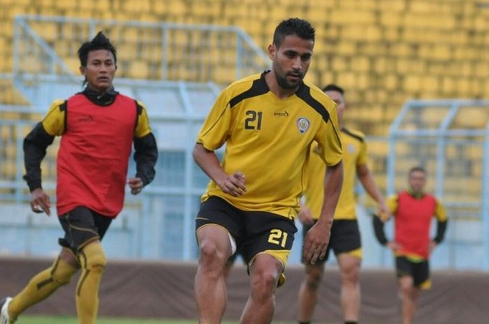 Gelandang Arema Cronus asal Brasil, Marcio Teruel, menjalani sesi latihan di Stadion Kanjuruhan Kabupaten Malang pada Kamis (1/8/2016).