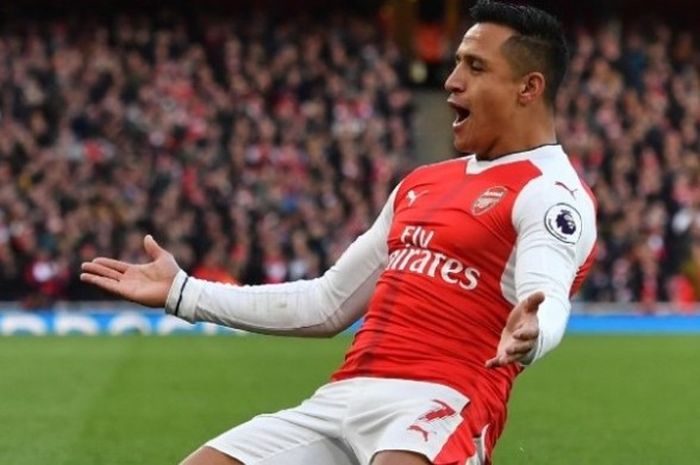 Penyerang Arsenal, Alexis Sanchez, merayakan gol dia yang lahir ke gawang Bournemouth dalam partai Premier League di Stadion Emirates, London, 27 November 2016.