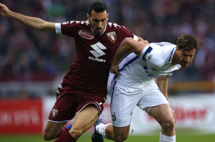 Aksi bek Torino, Davide Zappacosta, berduel dengan bek Inter Milan, Crisitan Ansaldi, pada laga Liga Italia di Grande Torino Stadium di Turin, 18 Maret 2017.