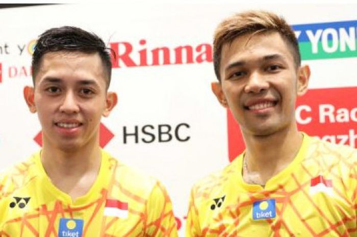 Pasangan ganda putra Indonesia, Fajar Alfian (kanan)/Muhammad Rian Ardianto (kiri) setelah tampil di babak pertama Japan Open 2018, Tokyo, Rabu (12/9/2018). 