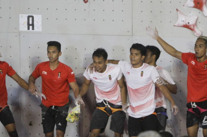 Regu panjat tebing Indonesia melakukan selebrasi setelah menjadi pemenang pada final speed relay putra Asian Games 2018 di Arena Panjat Tebing Jakabaring, Palembang, Sumatera Selatan, Senin (27/8/2018).