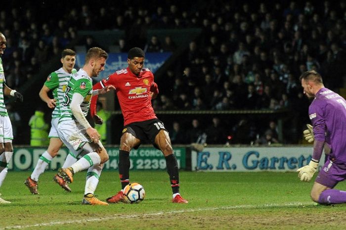 Penyerang Manchester United, Marcus Rashford, mencuri bola dari pemain Yeovil Town dan mencetak gol di partai babak keempat Piala FA di Stadion  Huish Park, Jumat (26/1/2018) waktu setempat.