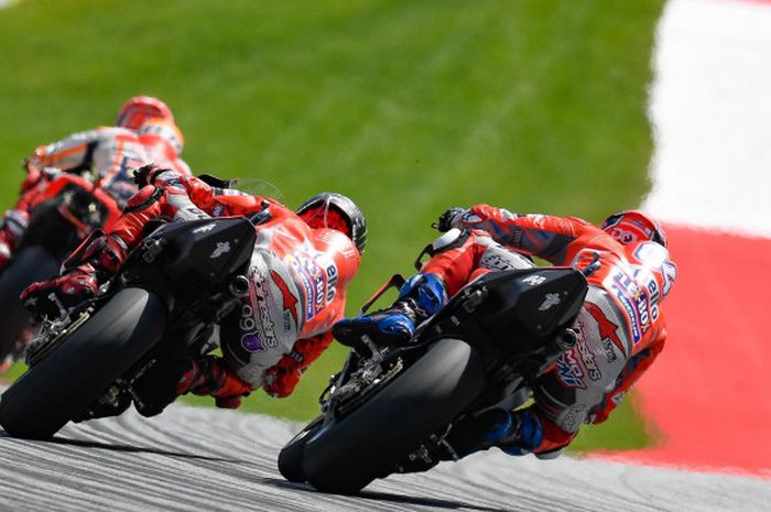 Marc Marquez, Jorge Lorenzo, dan Andrea Dovizioso beraksi pada balapan MotoGP Austria di Red Bull Ring, Austria, Minggu (12/8/2018).