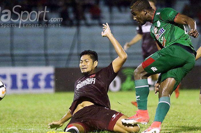  Striker PSMS Medan, Wilfreid Yessoh, menendang bola ke arah gawang PSM Makassar dalam laga pekan ke-17 Liga 1 2018 di Stadion Teladan, Senin (23/7/2018). 