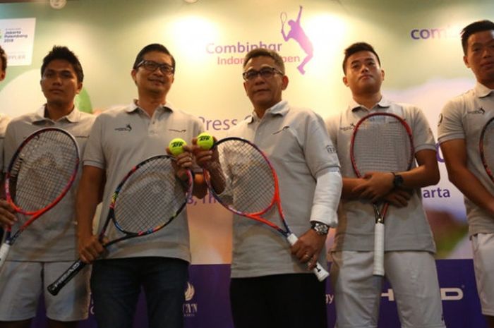 Presiden Direktur Combiphar Michael Wanandi [ketiga kiri] dan Ketua Umum PP PELTI Rildo Ananda Anwar [ketiga kanan] bersama atlet tenis nasional Justin Barki [kiri]; Rifqi Fitriadi [kedua kiri]; Anthony Susanto [kedua kanan]; David Agung Susanto [kanan] usai melaksanakan konferensi pers penyelenggaraan Combiphar Tennis Open 2018 di The Sultan Hotel &Residence Jakarta (19/7).