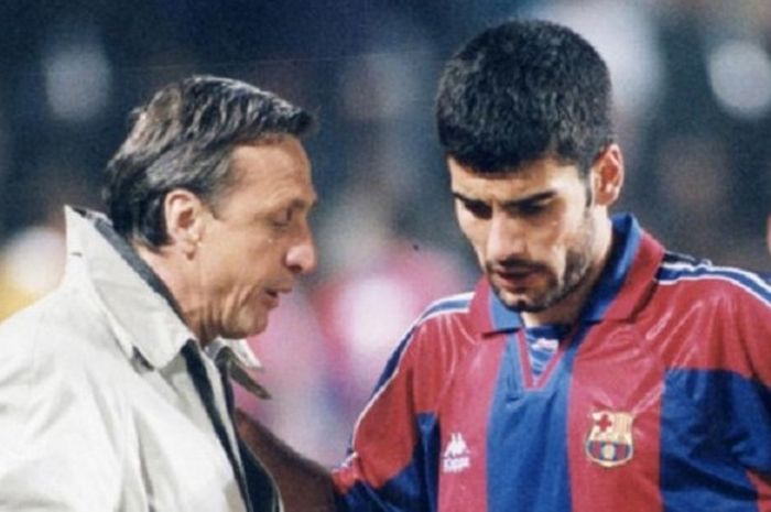 Guardiola sedang mendengarkan instruksi dari Johan Cruyff, saat keduanya masih berada di Barcelona.