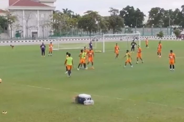 Pemain Kedah FA bertengkar saat sesi latihan.