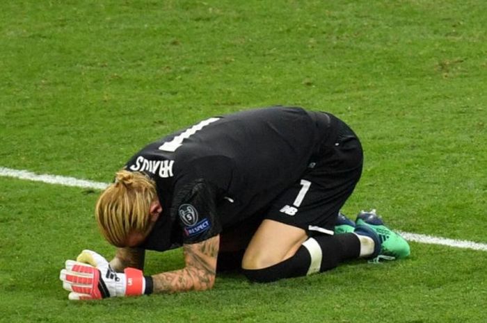 Kiper Liverpool FC, Loris Karius, meratapi kekalahan timnya dari Real Madrid pada final Liga Champions yang diwarnai sepasang blundernya di Stadion Olimpiyskiy, Kiev, 26 Mei 2018.