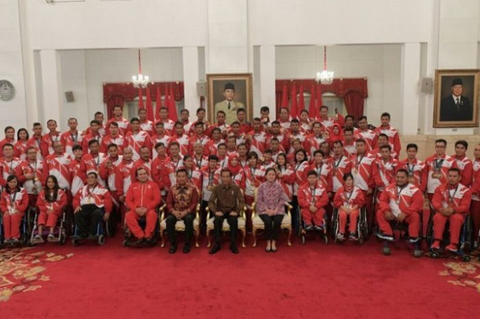 Presiden RI Joko Widodo berpose dengan kontingen Indonesia untuk ASEAN Para Games 2017 di Istana Negara, Jakarta, Senin (2/10/2017).