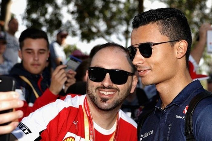 Pebalap Sauber, Pascal Wehrlein (kanan), berfoto dengan penggemar di sela-sela latihan bebas GP Australia di Sirkuit Melbourne Grand Prix, Albert Park, Jumat (24/3/2017).