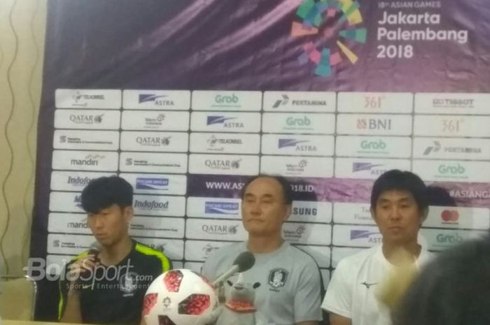 Pilar timnas U-23 Korea Selatan, Son Heung-min saat memberikan keterangan pers di Stadion Pakansari, Bogor, Jumat (31/8/2018).