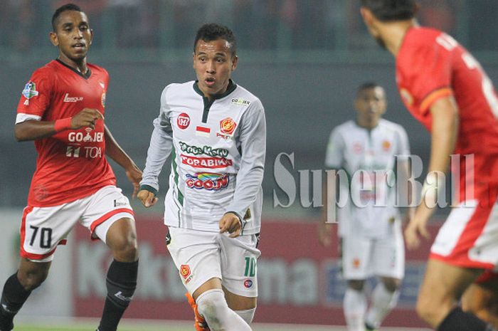 Gelandang PS TNI Guntur Triaji (tengah) dalam laga melawan Persija di pekan 27 Liga 1 pada Sabtu (30/9/2017) di Stadion Patriot Chandrabhaga, Bekasi, Jawa Barat.