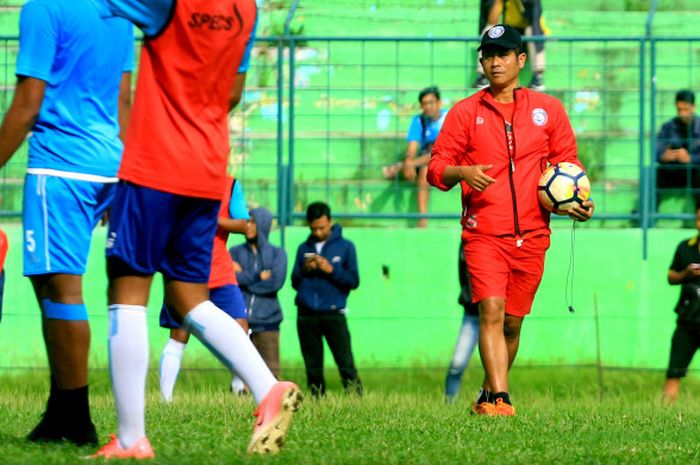 Pelatih Arema FC, Joko Susilo saat memimpin anak asuhnya pada sesi latihan di Stadion Gajayana, Kota Malang, Sabtu (23/12/2017). 